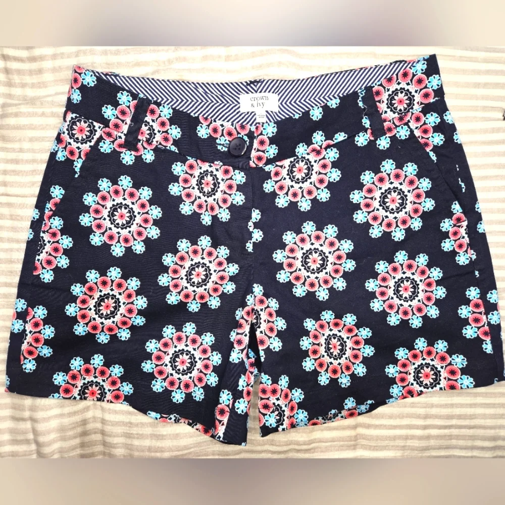 Crown & Ivy shorts SIZE 2 Womens preppy medallion navy like new - Picture 1 of 5